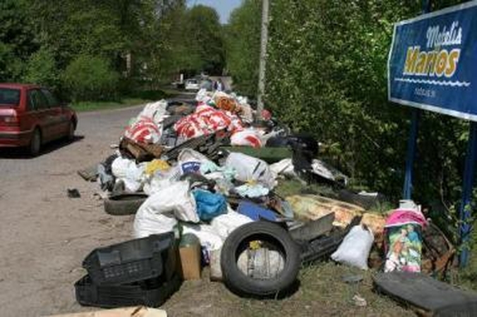 Kiaulystė: po akcijos "Darom 2009", "Kauno švarai" laiku neišvežus talkininkų surinktų šiukšlių, mieste pradėjo rastis nelegalūs sąvartynai.