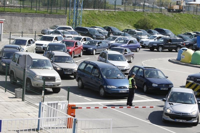 Kelyje į neriją –   automobilių spūstys