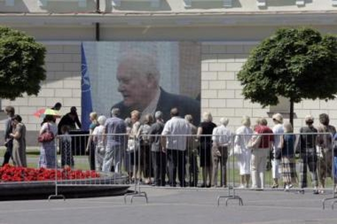 Tąsa: aistros dėl A.Brazausko laidotuvių vis dar nerimsta.