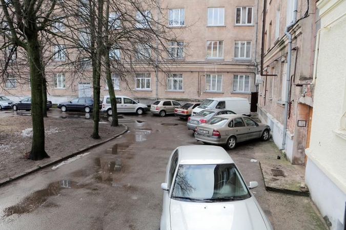 Daugiabučių kiemuose trūksta vietos mašinoms