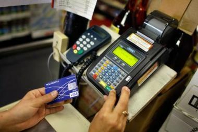 Išduoda: tai, už ką kredito kortelės savininkas atsiskaitė vakar, gali pasakyti, ar jis pajėgs sumokėti kredito įmoką rytoj.