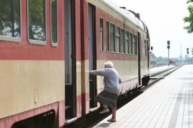 Nepatogumai: vykstantiesiems traukiniais kelionėje tenka užtrukti daugiau laiko.