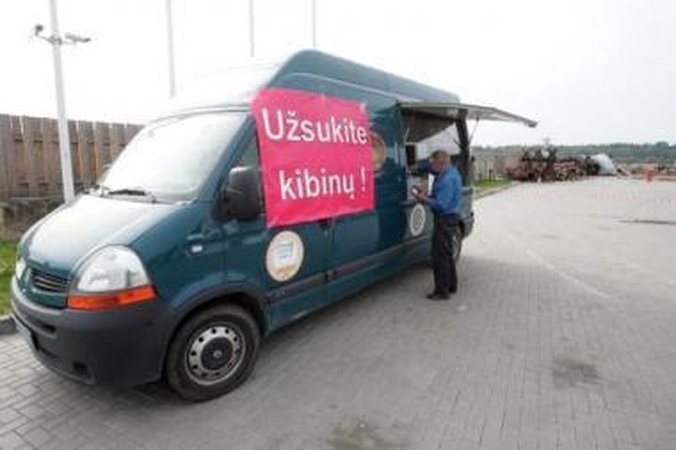 Alternatyva: kibininės griaučių prieigose klientų laukia mikroautobusas, kviečiantis užsukti.