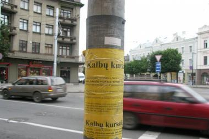 Pažeidimas: mero patarėjo D.Luko žmonos bendrovės nelegalūs reklaminiai skelbimai kabo iki šiol.