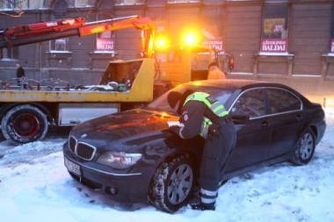 Tendencija: pareigūnų nubausti pažeidėjai dažnai vengia sumokėti baudas.