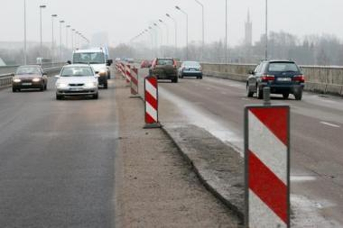 Viaduko remontininkai laukia pinigų