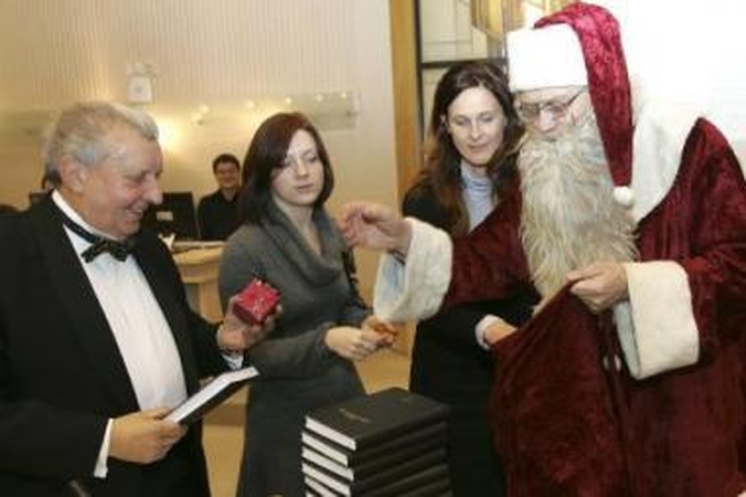 Pramogos: Kalėdų Senelio pasirodymas įmonės vakarėlyje – programos ašis.