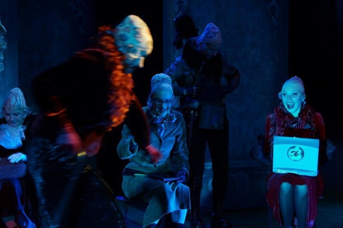 Kamerinį teatrą atakuoja raganos
