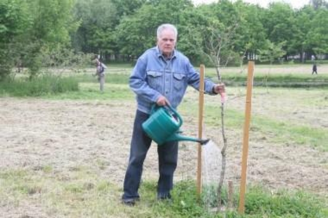 Rūpestis: I.Rugieniui karštomis dienomis medeliams laistyti tenka atnešti kelis šimtus litrų vandens.