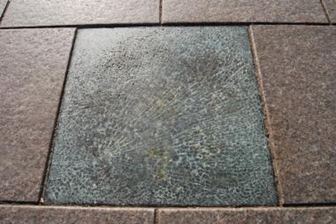 Įsitvirtino: tikrąjį "Stebuklą" pakeitusi iš pilko ir raudono granito pagaminta plytelė Katedros aikštėje gali likti visam laikui.