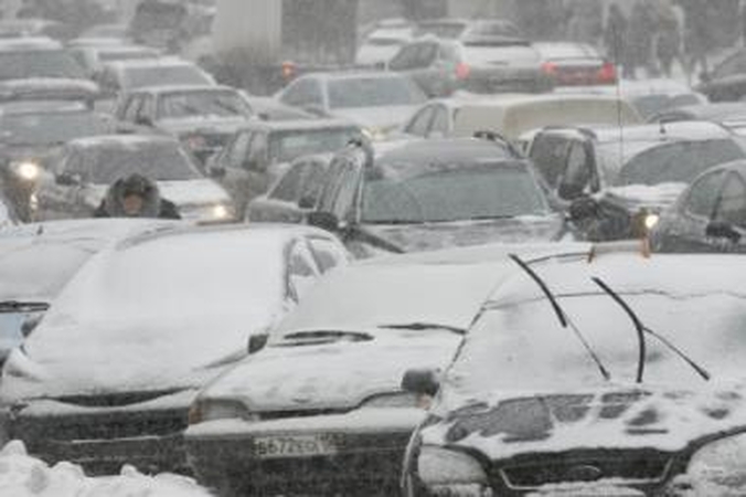 Geografija: sniegas paralyžiavo automobilių eismą nuo JAV iki Rusijos.