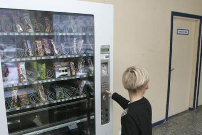 Paradoksai: saldumynų automatas Vydūno vidurinėje mokykloje stovi pradinukų korpuse, greta medicinos kabineto.