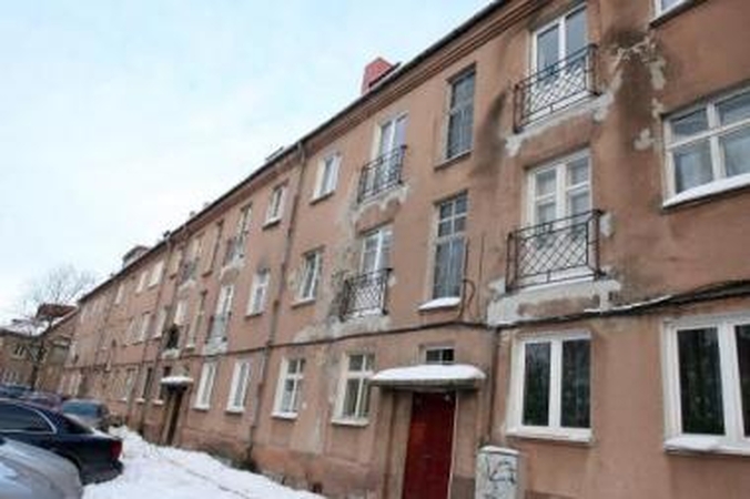 Variantas: Galinio Pylimo gatvės 22 namo gyventojai apsisprendė radikaliam žingsniui apirusius balkonus pakeisti dekoratyvinėmis atitvaromis.