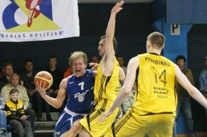 Lyderis: M.Mažeika (mėlyna apranga) vedęs komandos draugus į priekį, pelnė 25 taškus.
