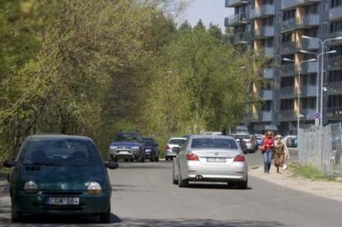 Nesikeis: pėsčiomis į namus ir iš jų keliaujantiems Trinapolio gyventojams vienintelė išeitis – eiti kelkraščiu.