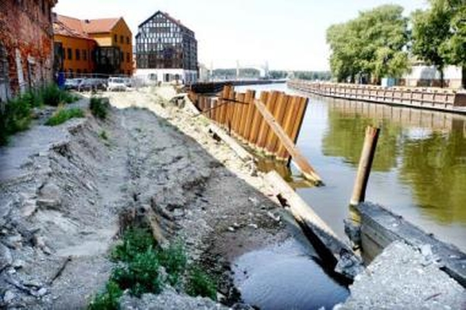 Pasekmės: įgriuvusios Danės krantinės tvirtinti neskubėta, todėl ji dar labiau susmego, vanduo liejasi į sausumą.