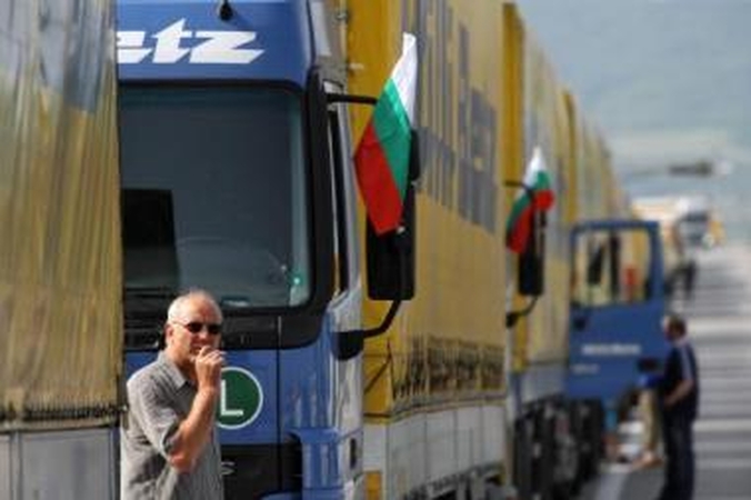 Išlaidos: transporto įmonių savininkai iš vairuotojų atlyginimų esą atskaito net už sprogusias padangas ir apibraižytus automobilius.