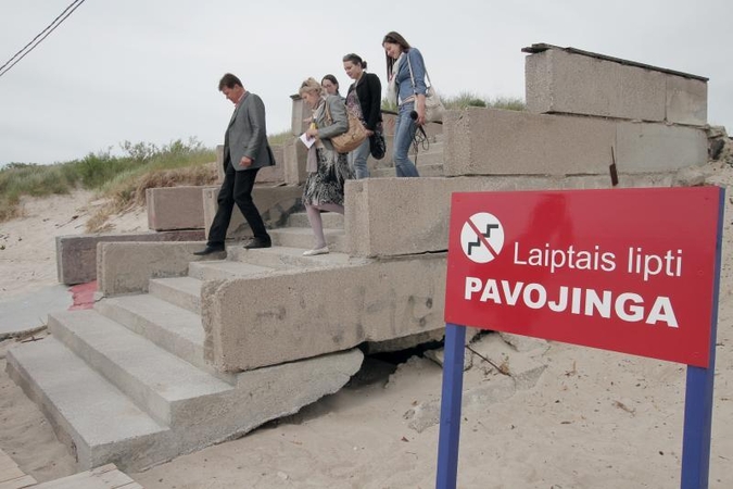 Betoninę nuovažą į neįgaliųjų pliažą pakeitė medine
