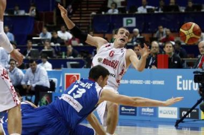 Suklupo: Rusijos krepšininkus (balta apranga) ketvirtfinalyje sustabdė jauniausia čempionate Serbijos rinktinė.