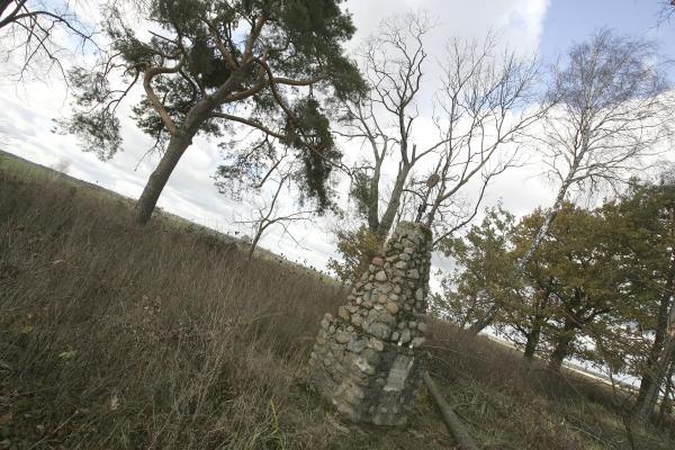 Laikina: kol kas kauniečių palaikai atgula vandeningose Ledos kapinėse.