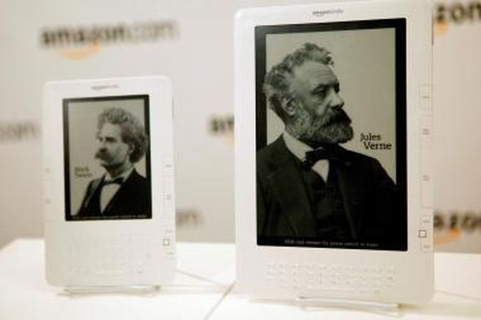 Pakaitas: popierinėms knygoms atsiranda vis daugiau šiuolaikinių alternatyvų, tarp jų – ir e. knygų skaitytuvas "Amazon Kindle".