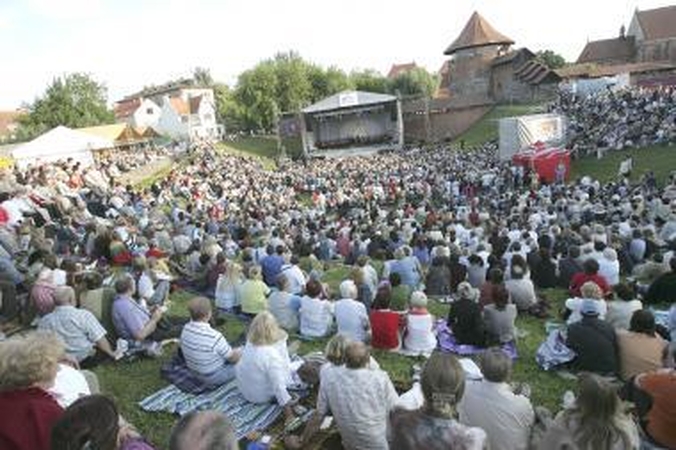 Skolos smaugia ir kultūrą - sąskaitų neapmoka savivaldybė