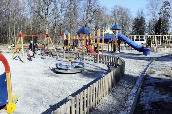 Vaikų žaidimų aikštelei parinko dulkančią dangą