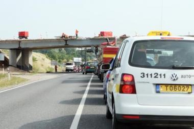 Nuoskaudos: remontuojamame Palangos plente automobilių eilių išvarginti vairuotojai santykius aiškinosi kumščiais.