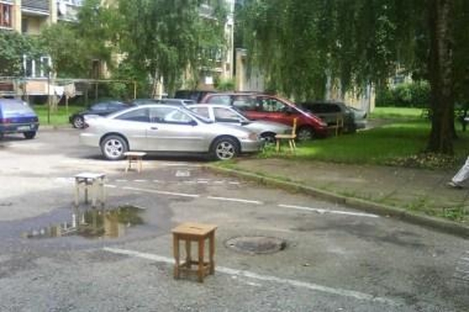 Išmonė: palangiškiai nuo poilsiautojų automobilių ginasi vietas užstatydami kėdėmis.