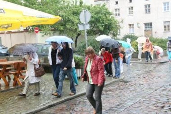 Išsigelbėjimas: į gatves skubantys klaipėdiečiai savaitgalį turėtų nepamiršti skėčių.