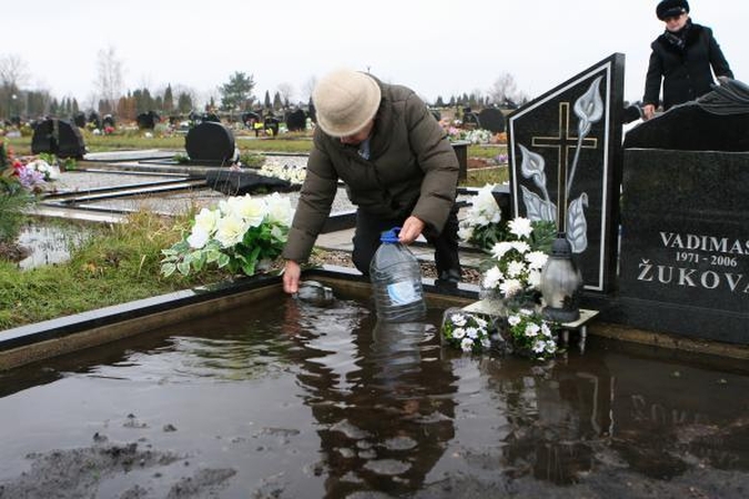 Netvarka: Lėbartų kapinėse kapai ne tik merkiant lietui skęsta balose.
