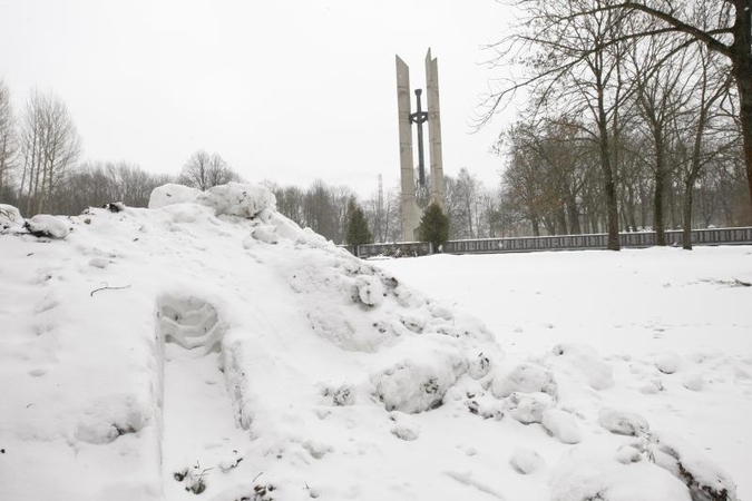 Iš uostamiesčio Karių kapinių sniegą vežė naktį
