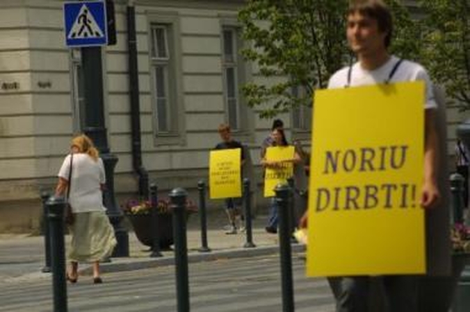 Realybė: darbo Lietuvoje nerandantys, tad viliojančiais pasiūlymais užsidirbti užsienyje susigundę žmonės neretai lieka ne tik be uždarbio, bet ir paskendę skolose.
