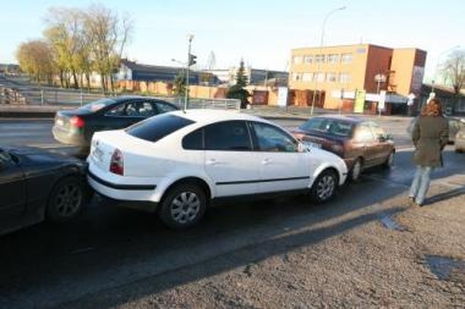 Nelaimė: vakar rytą ant Pilies tilto susidūrė trys automobiliai.