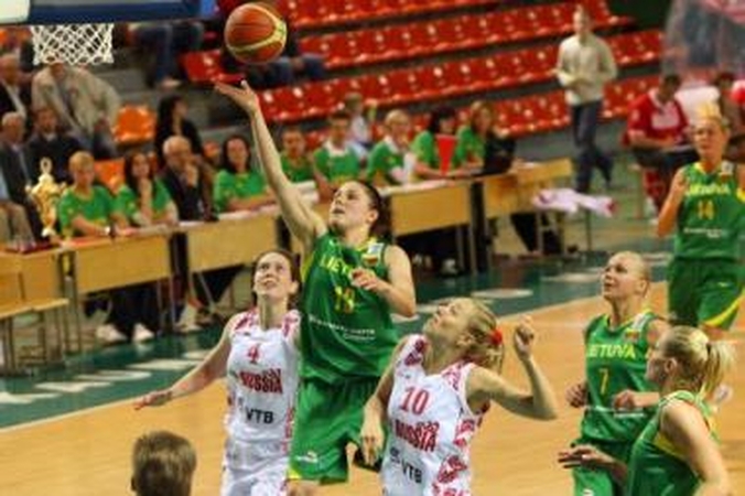 Bebaimė: S.Valužytė drąsiai verždavosi prie varžovių krepšio.