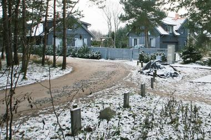 Ribos: valstybinėje žemėje vietos gyventojai jau sukalė kuolus, trukdančius čia palikti automobilį.