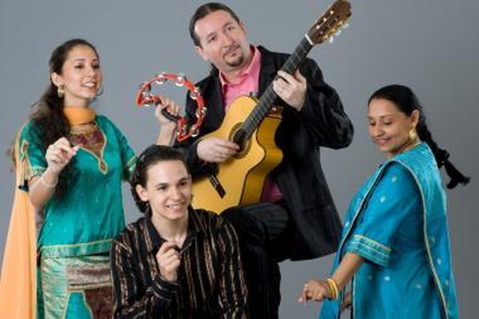 Branduolys: šešerius metus gyvuojanti grupė "Karavan Familia" – muzikai pasišventusi romų šeima iš Vengrijos.