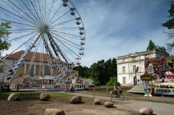 Įžūlu: pačiame Palangos centre – J.Basanavičiaus gatvėje – didelis apžvalgos ratas prie paveldo vertybe pripažintos "Komodos" pastatytas savavališkai.