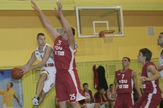 Vicečempionai užmėtė čempionus tritaškiais