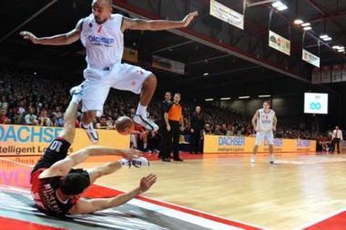 Pasižymėjo: Valensijos klubui atstovaujantis R.Javtokas (dešinėje) su CSKA sužaidė kol kas geriausias savo rungtynes Eurolygoje šį sezoną.