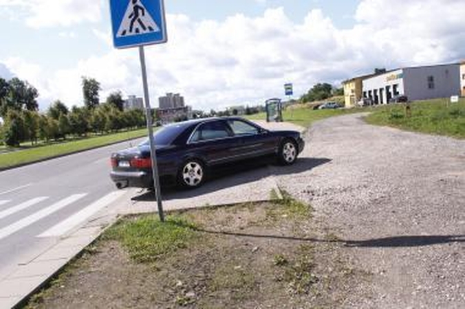 Nelegalai: plečiantis naujam kvartalui, per perėją namo suka vis daugiau automobilių.