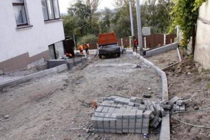 Paradoksas: netrukus tviskės mažai kam žinomos Liškiavos gatvės šaligatviai, o Parodos gatvėje jie toliau irs mažiausiai iki kitų metų.