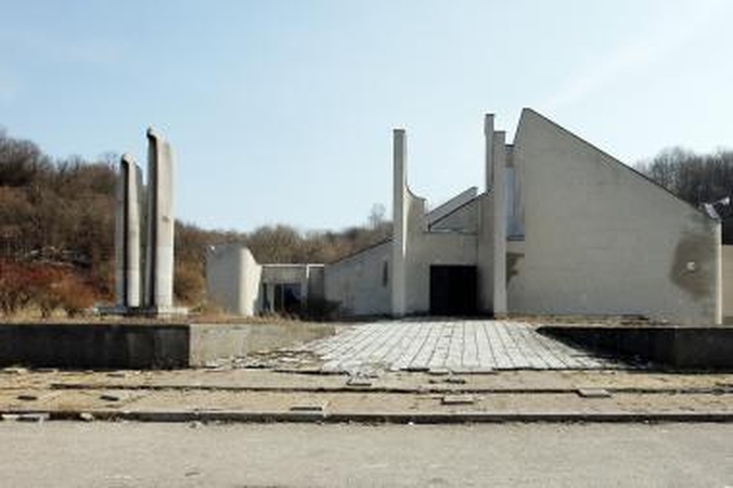 Niokoja: laidojimo rūmų interjeras kenčia ne tik nuo padegėjų.