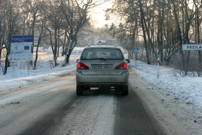 Į   Nidą  tenka  važiuoti  per  pusnis   