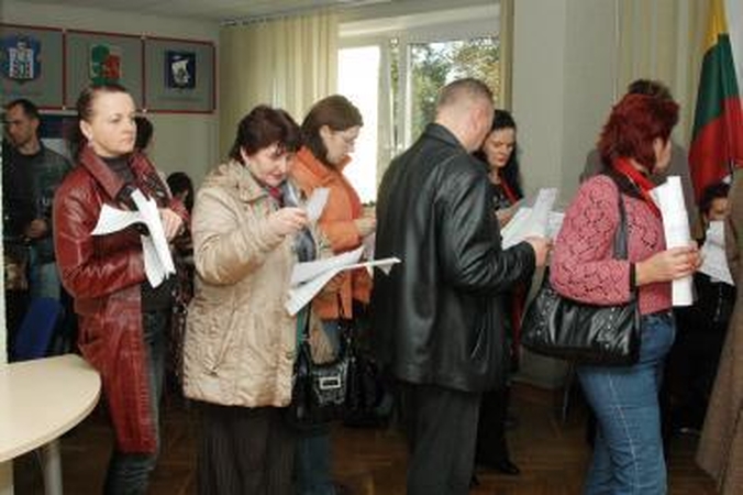 Rinkėjai biuletenius pildė ant palangių