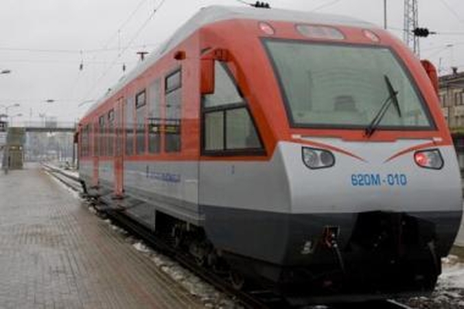 Į oro uostą traukiniu niekas neskuba