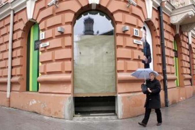 Susipyko: paveldosaugininkai susiginčijo tarpusavyje dėl "Marks & Spencer" parduotuvėje įrengiamų naujų durų.