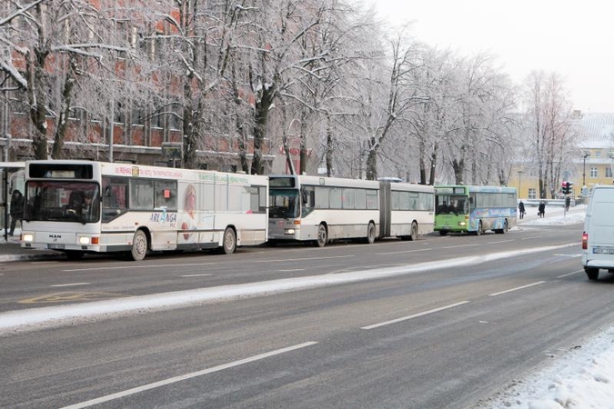 Autobusų grūstys stotelėse nervina keleivius