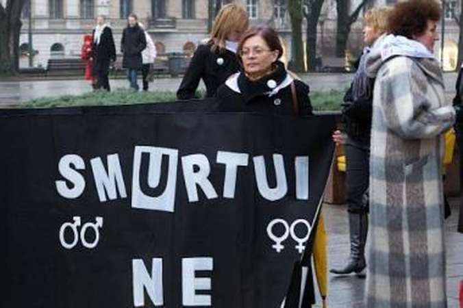 Moterys nenori būti aukomis