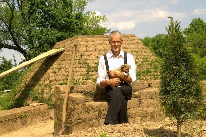 Pensininkas   šventyklą stato kastuvu   